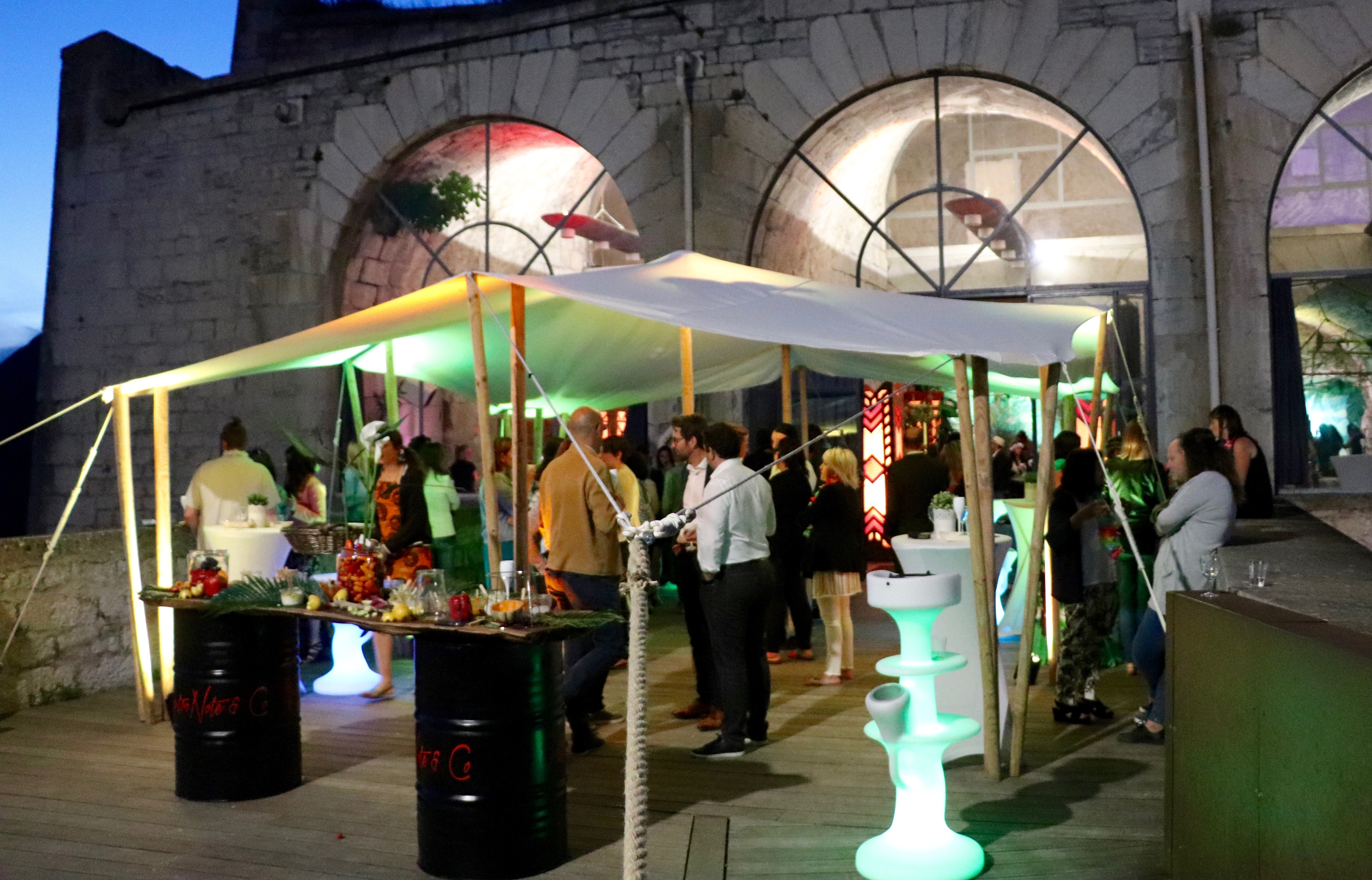 Location de mobilier lumineux à Liège pour valoriser vos événements d’entreprise