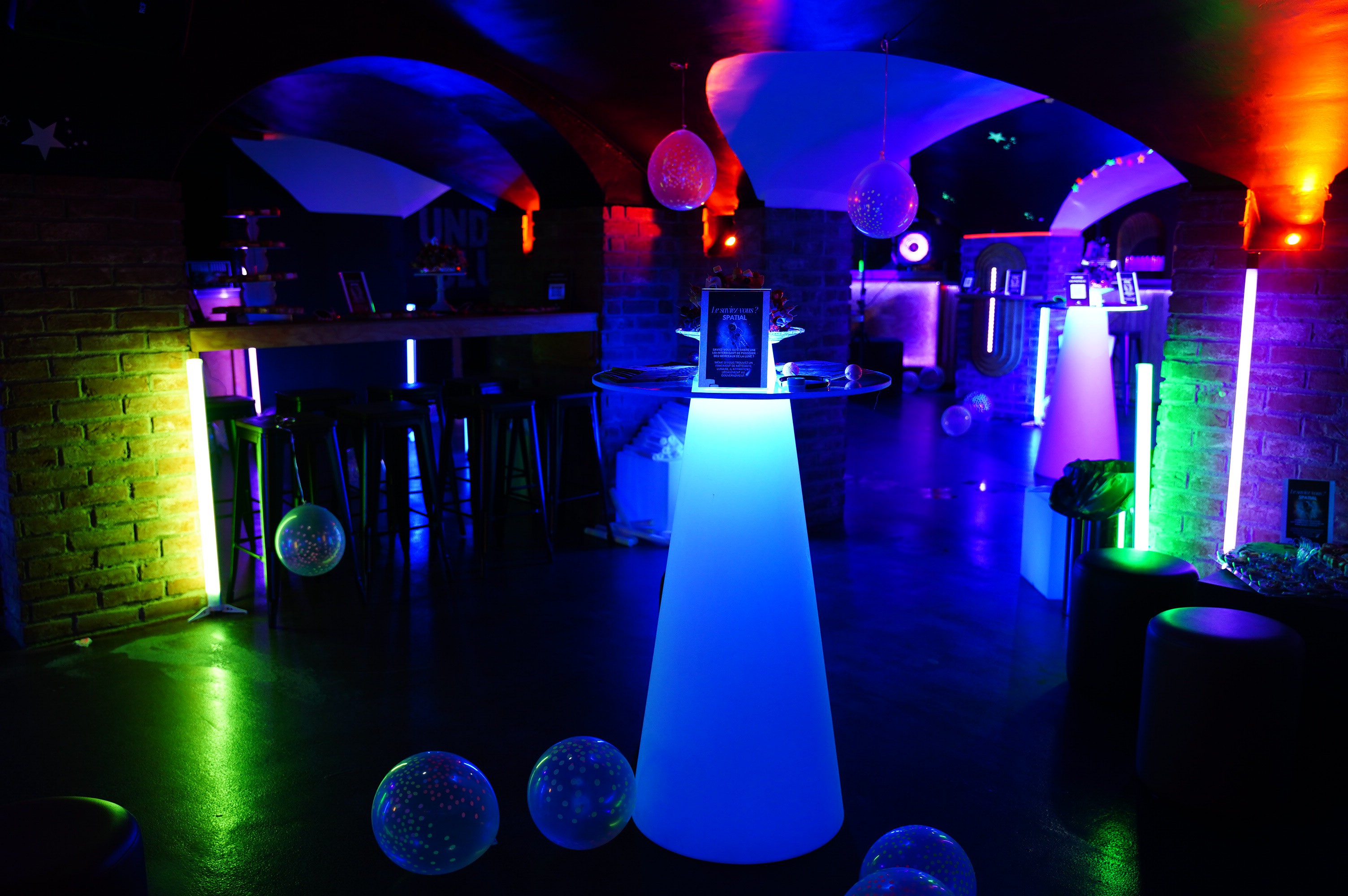 Organiser Location de mobilier lumineux à Liège pour valoriser vos événements d’entreprise